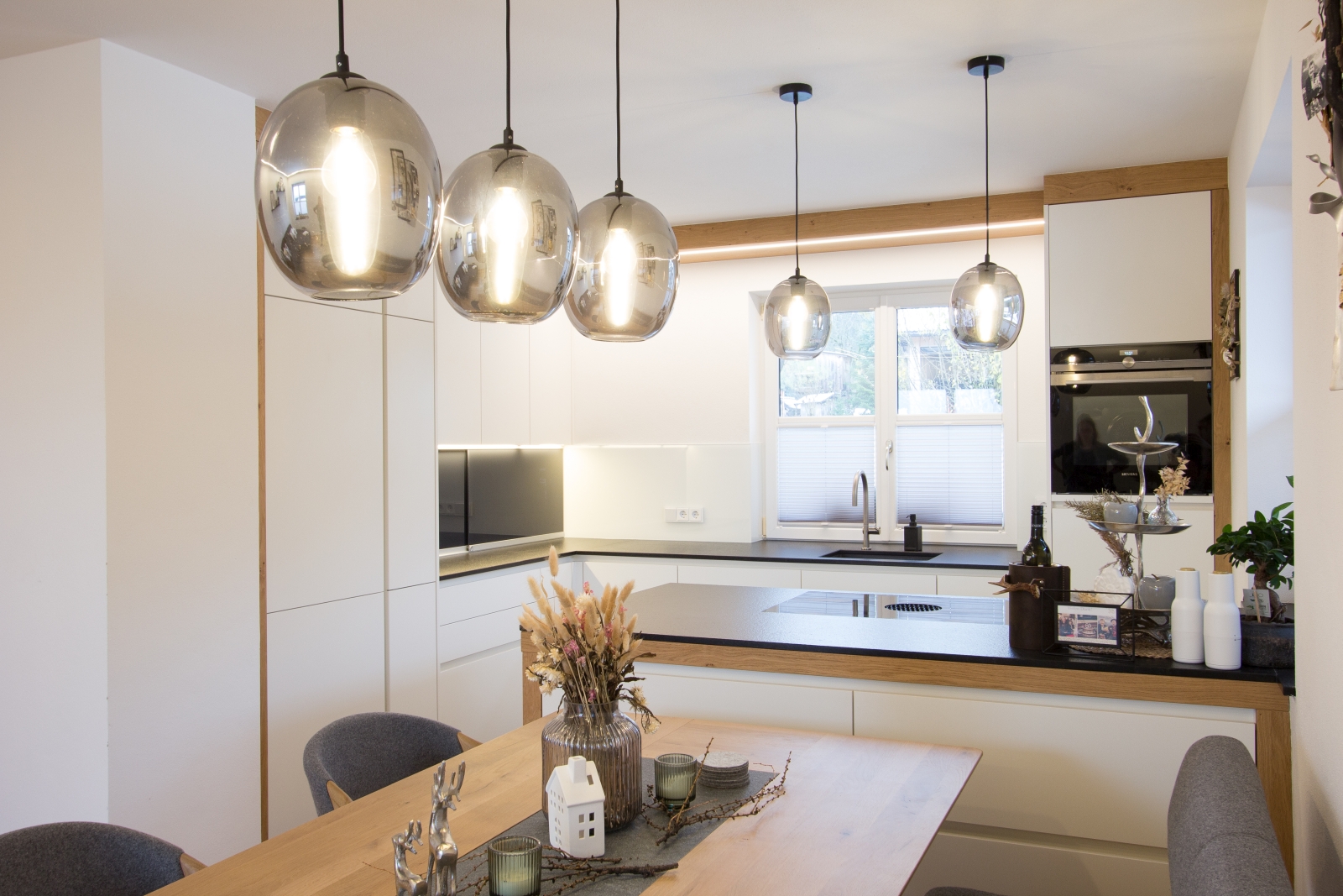 Weiße Küche mit Holz – modernes Kundenprojekt | Laserer