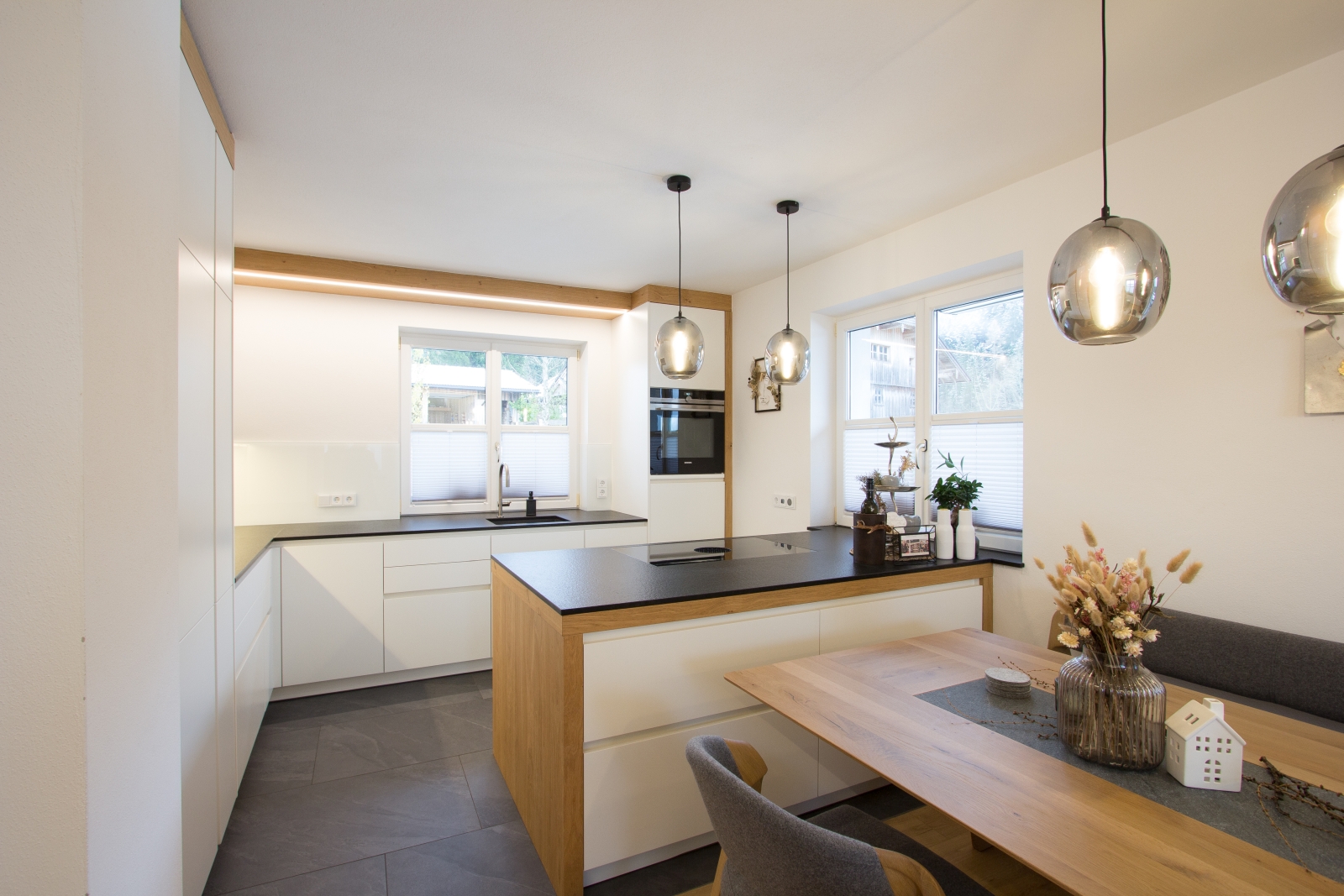 moderne weiße küche mit holz | laserer tischlerei gosau